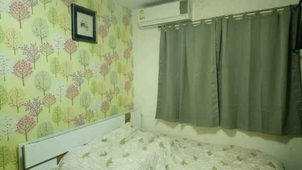 For sale: Supalai Park Asoke-Ratchada, high floor, 28th floor, fully furnished with all appliances, wallpapered throughout the room. Reserve now!