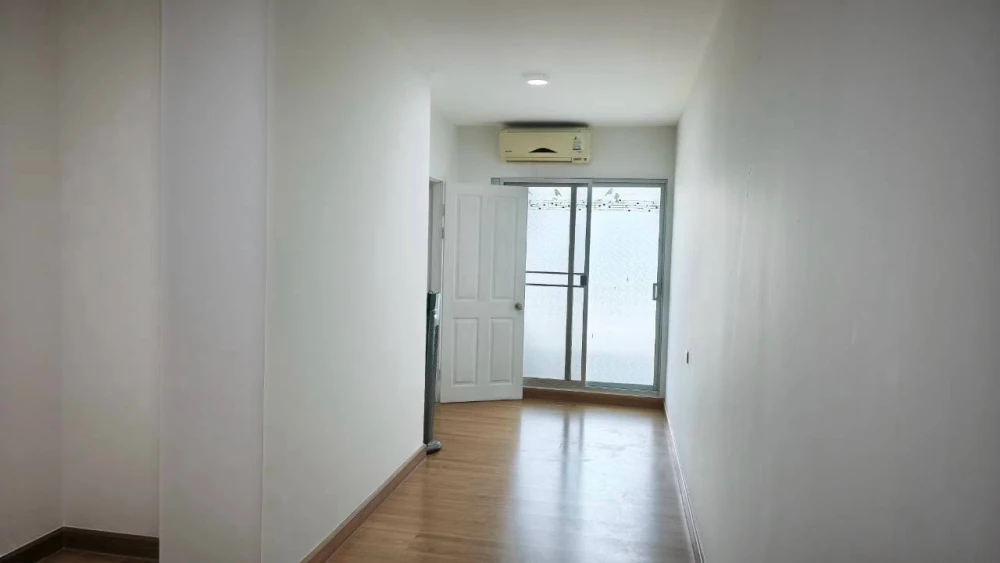 For Sale: Supalai Park Tiwanon Intersection. Unfurnished unit on the 3rd floor with a view overlooking the back of the swimming pool. Vacant and ready