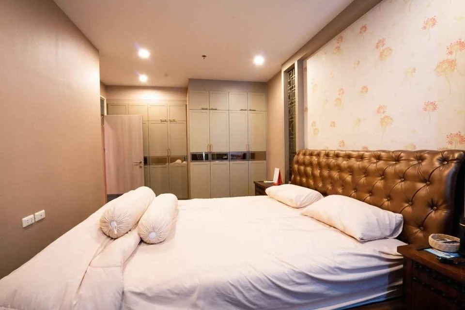 For sale: Supalai Premier Ratchathewi. Spacious room with ample usable space, high-quality built-in furniture, and beautiful wallpaper. Don't miss out