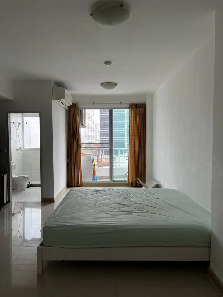 For sale: Supalai River Place, 10th floor. Spacious and very comfortable living space with stunning city and river views. Don't miss out!