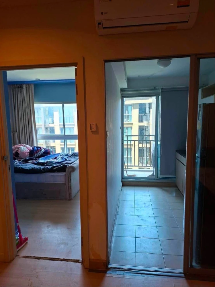 Selling Supalai Veranda Rama 9. Spacious unit with well-decorated bedroom in beautiful colors. Move in now, don't delay!
