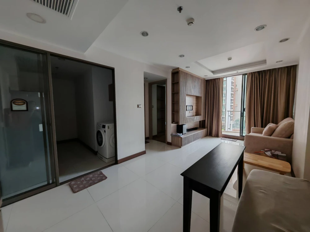 For sale: Supalai Oriental Sukhumvit 39, decorated with built-in furniture as shown in the picture. Good atmosphere, quiet. You'll regret it if you mi