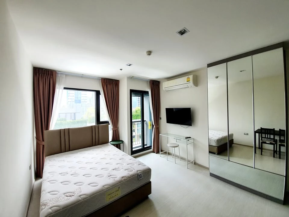 Selling a fully furnished studio unit on the 9th floor of Rhythm Sukhumvit 36-38. Book now!