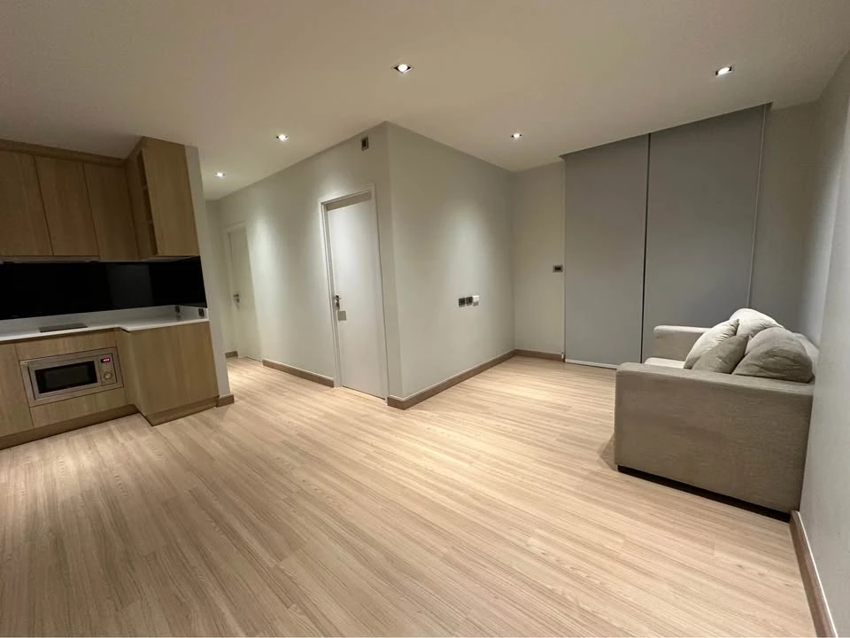 For sale, Yu Charoen Residence Town in Town, Take View in Courtyard, is a wide room, located at the corner of the building. I must say that you must b