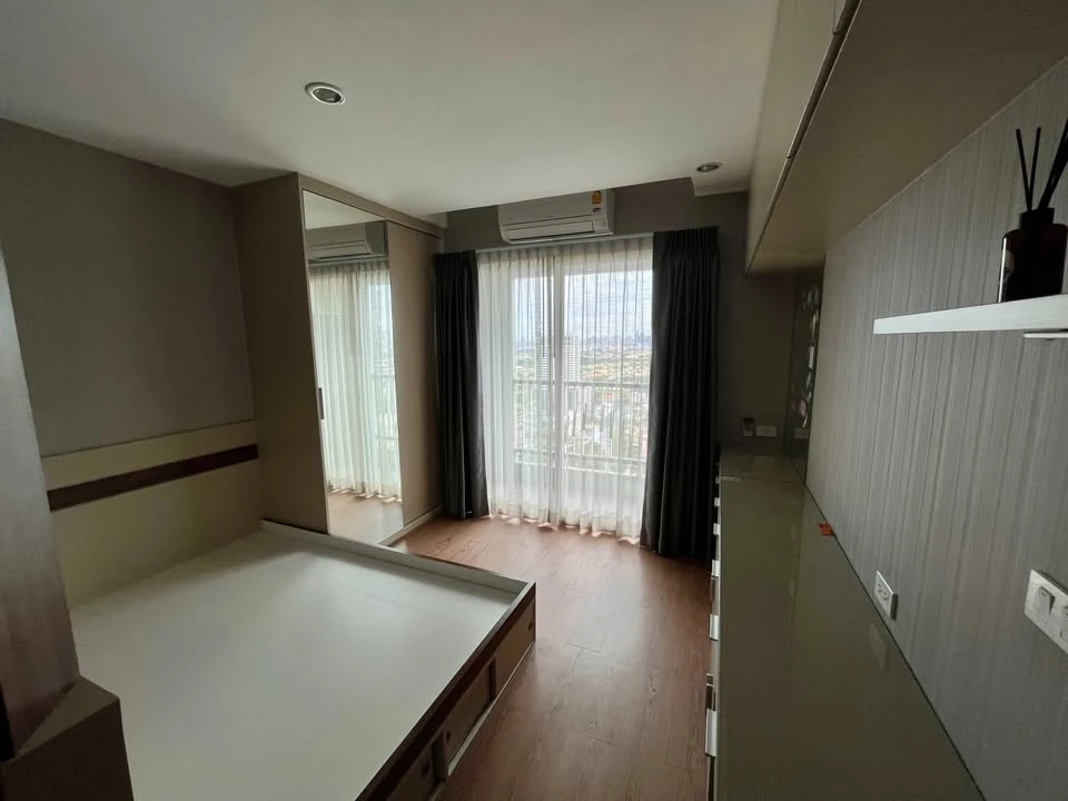 For sale: Asakan Place Srinakarin, high floor, open city view, on main road, can see the BTS, complete with built-in furniture. Reserve now!