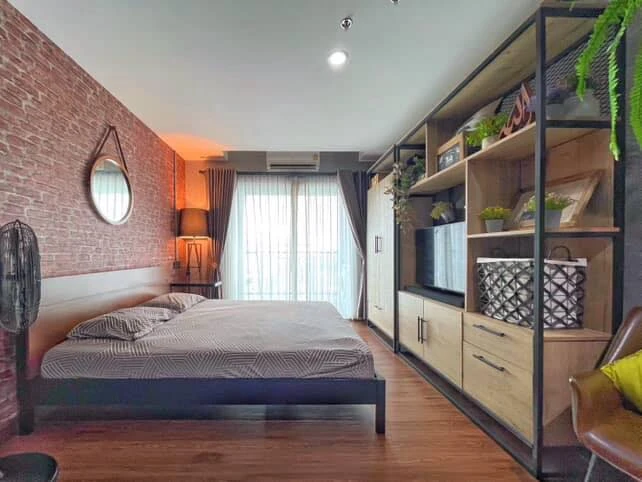 For sale: Asakan Place Srinakarin. The room is on a very high floor, with excellent ventilation and a stunning city view. The room is decorated in a s