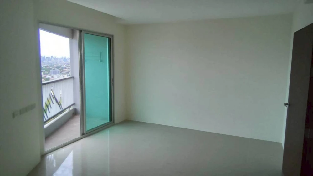 Selling an Exclusive room at Assakarn Place Srinakarin, offering stunning night views. Book now!