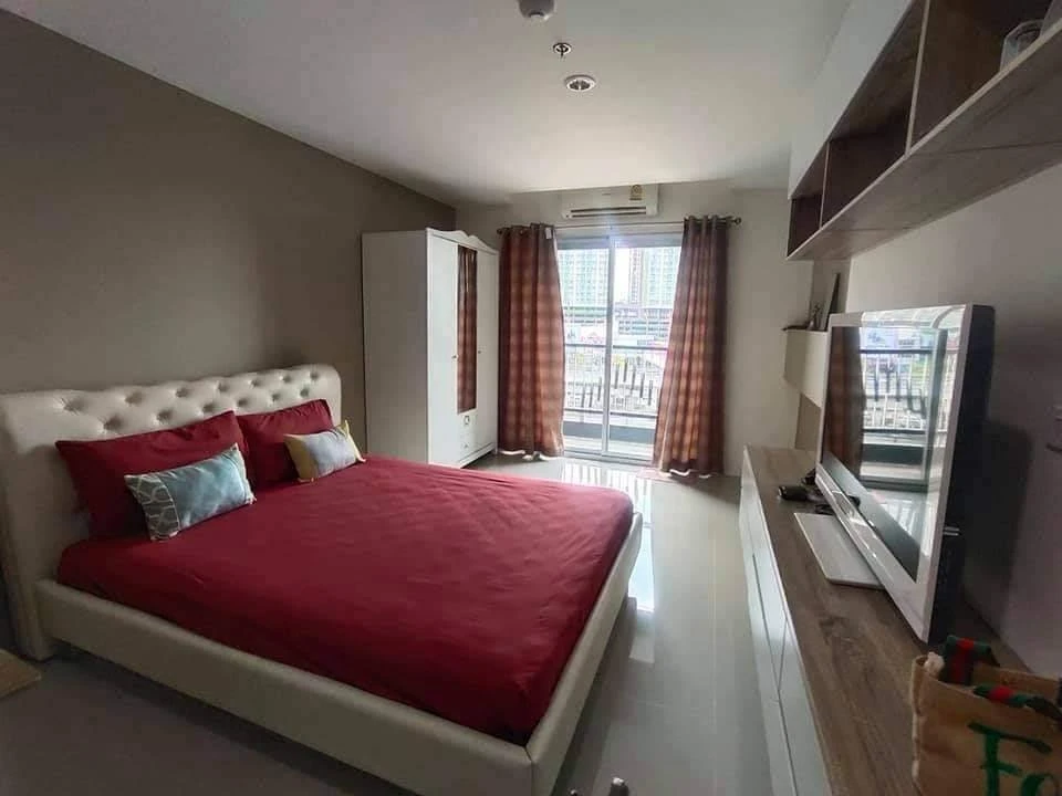 Selling a studio apartment at Assakarn Place Srinakarin, fully furnished with high-quality furniture. You can't resist booking this!