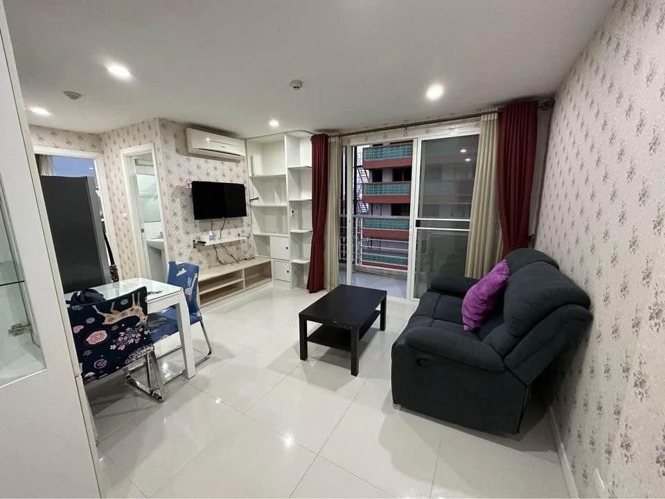 For sale: Element Srinakarin, 6th floor, size 40 sq m., corner room, fully furnished, beautiful wallpaper throughout the room, don't miss out.