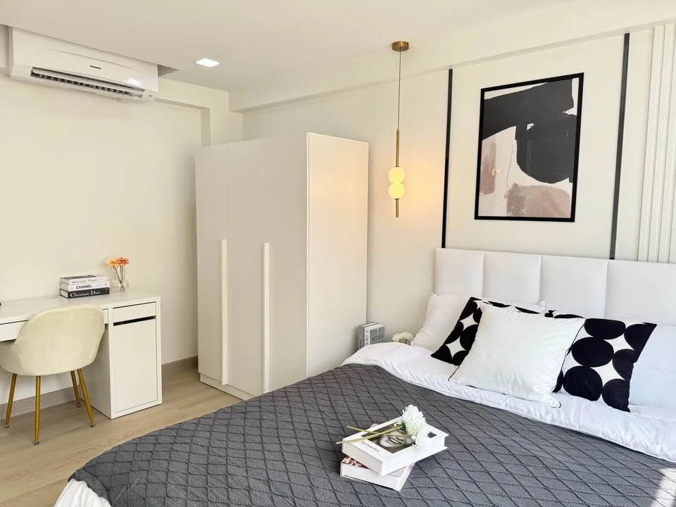 For sale: Century Park Condominium, very good location!!!!! Beautifully decorated, looks good, worth living in. You'll regret it if you miss it.