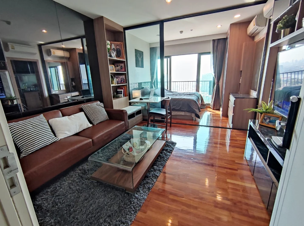 For sale: The Tree Rio Bang Ao Station, 33rd floor room, very high, great breeze, with good quality teak parquet flooring. Must book.