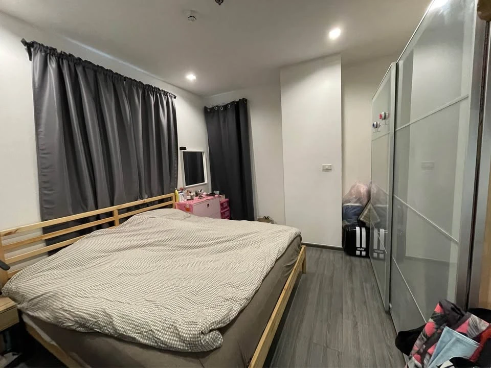 For sale: The Rich @ Sathorn-Taksin, a quality community condo, 6th floor, corner room, garden view, lots of usable space, hurry and reserve now.