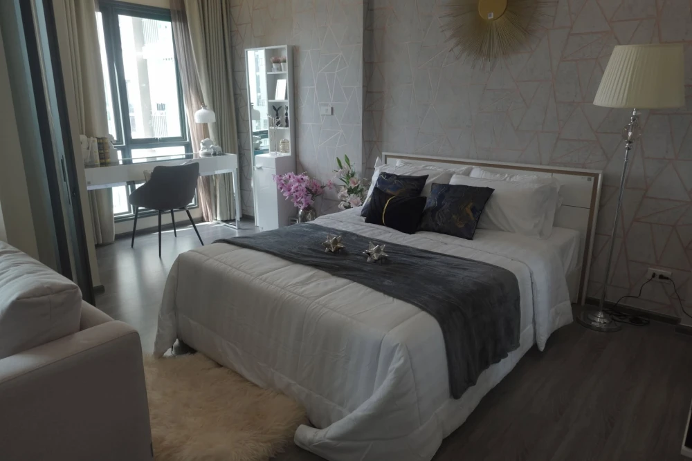 For sale: The Rich @ Sathorn-Taksin. Spacious room in excellent condition. The actual room is as beautiful as pictured and ready to move in.