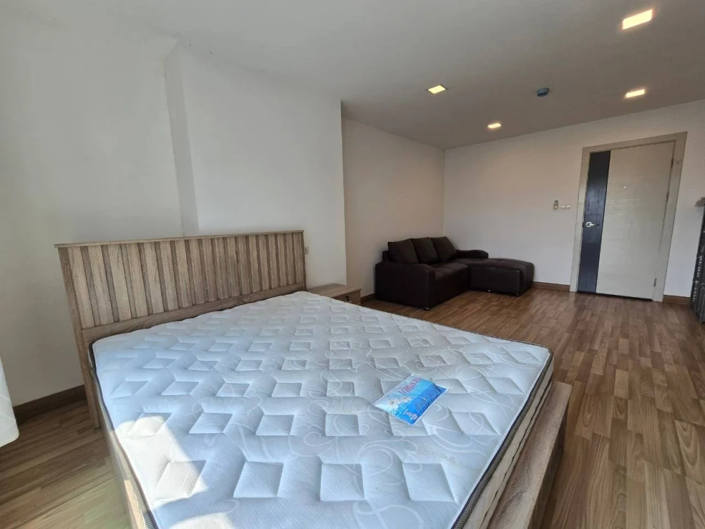 For sale: The One Plus D Huamark 12, 7th floor, corner room, beautiful view, balcony not attached to anyone, very private, must reserve like this.