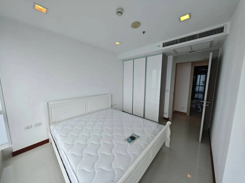 For sale: The Palm Wongamat Beach Pattaya. The room is on a very high floor (41st floor). You can get a full sea view. Very beautiful. Move in now. Do