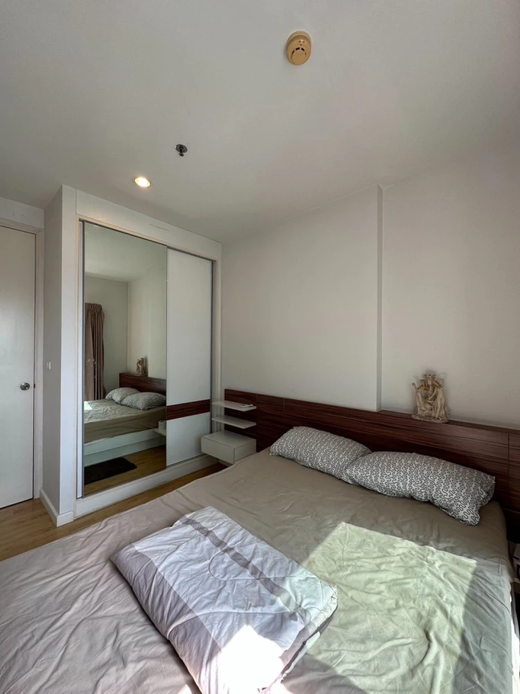 For sale: The Parkland Ngamwongwan, Krarai. Very high floor room. Street and swimming pool view. Not hot. Private. Must book.