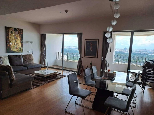 For sale: The Pano, beautiful city view, airy, no buildings blocking the view, lots of usable space. You will regret it if you miss it.