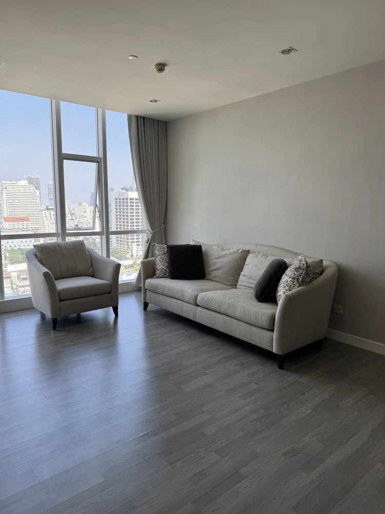 For sale: The Room Sathorn, Punn Road. Unfurnished, spacious and comfortable unit on a high floor. Book now!