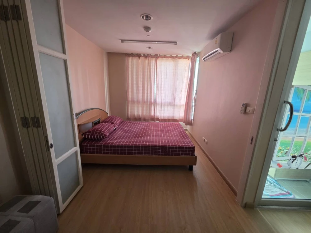 For sale: The Station Sathorn-Bangrak. Partitioned rooms, city view, good ventilation, no direct sunlight, and pigeon netting. Don't miss out!
