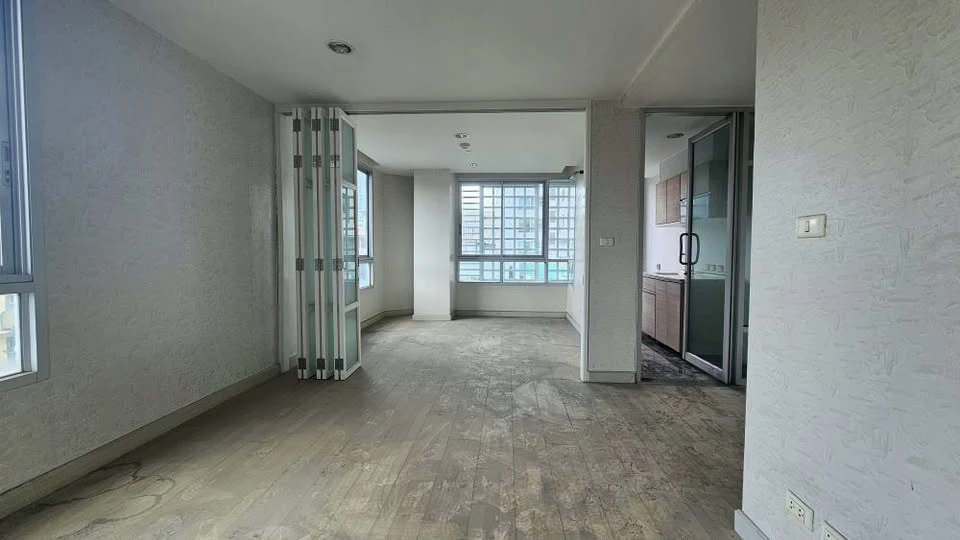 For sale: The Station Sathorn-Bangrak, 5th floor, corner unit, poolside access. Very spacious room. Don't miss out!