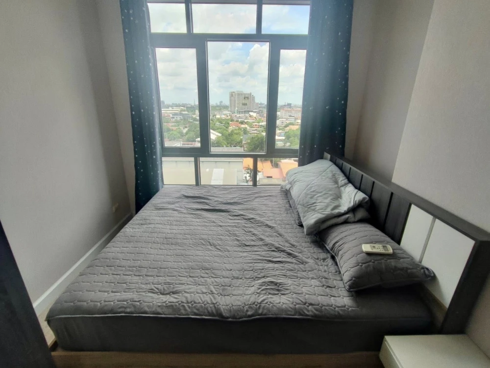 Selling a 1-bedroom, 1-bathroom unit at Metro Sky Prachachuen, 11th floor, Building C. Fully furnished and ready to move in.