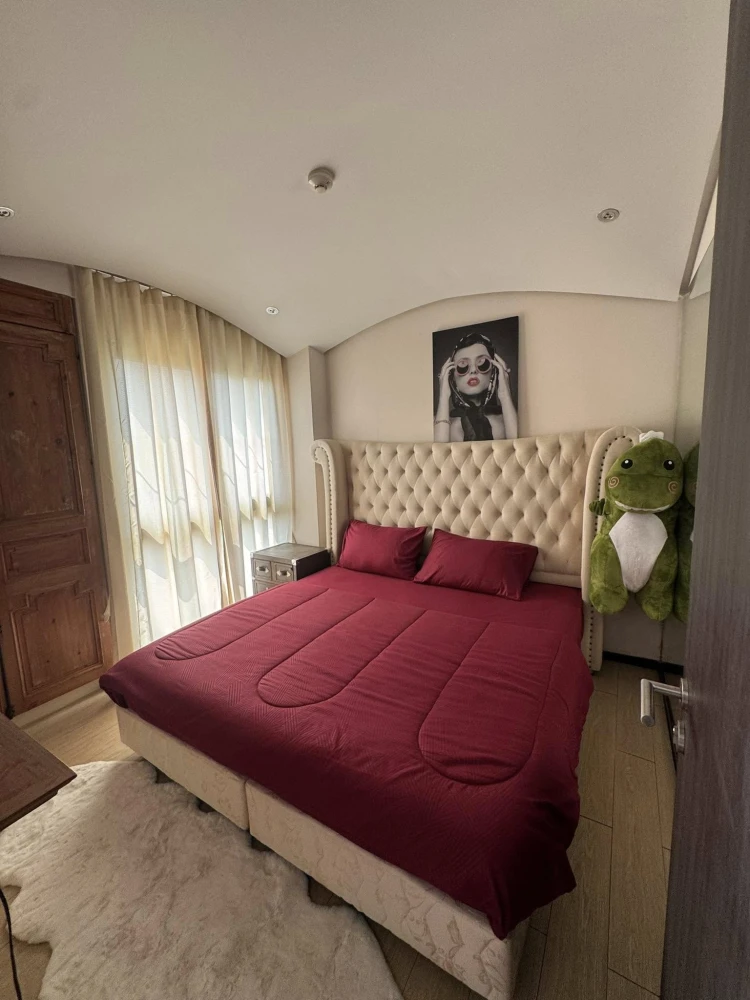 For sal Venetian Signature Condo Resort Pattaya, a condo with a Venetian-style water park, surrounded by trees, cool breezes, and a natural water vie