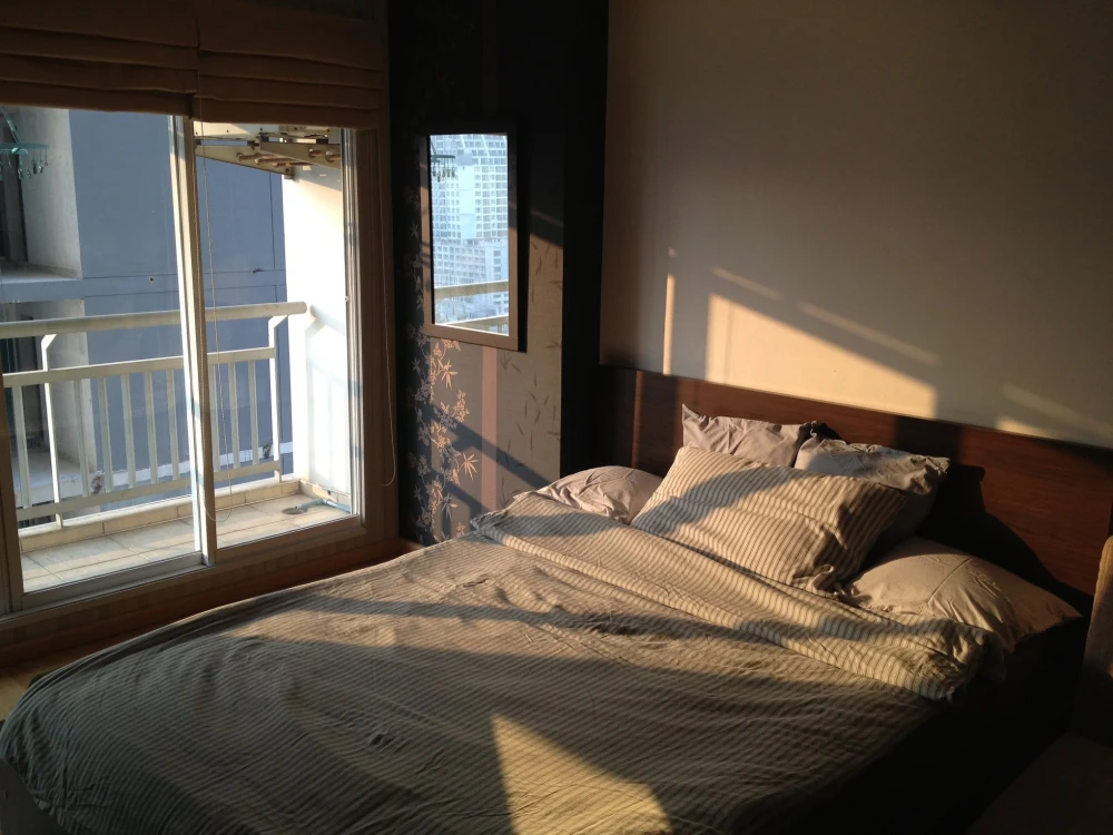 For sale: Grand Park View Asoke, 18th floor, view of Watthana School, quiet, good breeze, cool and comfortable, decorated with beautiful wallpaper.
