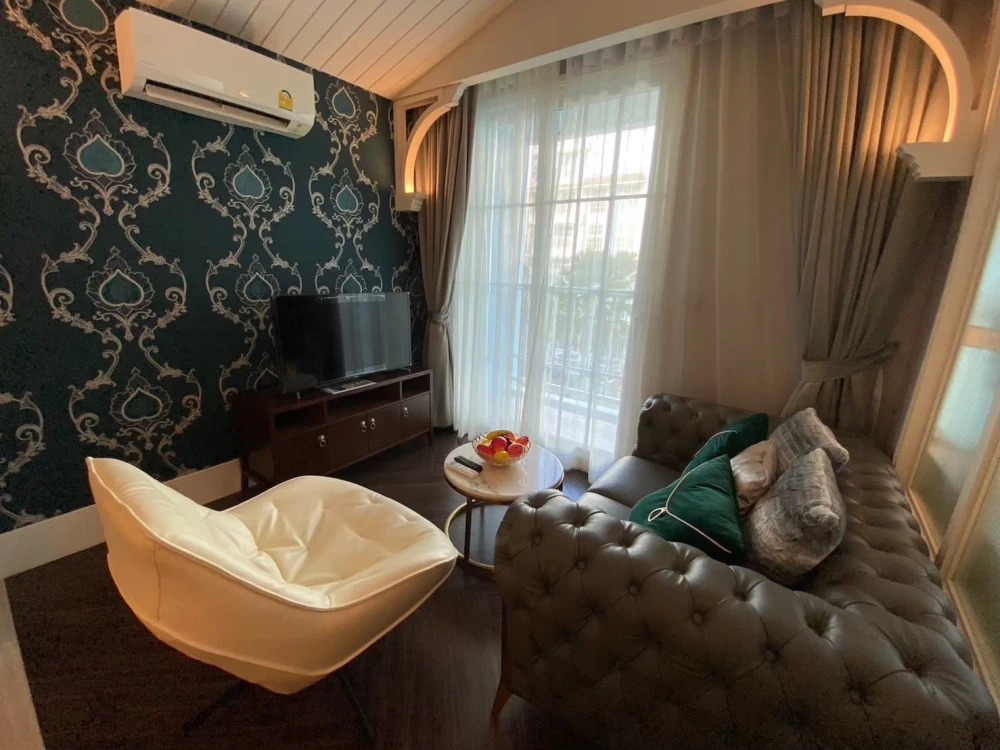 For sale: Grand Florida Beachfront Condo Resort Pattaya, decorated in Florida style, fully furnished, reserve now!