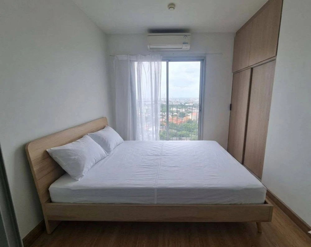 Selling Chapter One Modern Dutch, corner unit, river view, 25th floor. Stunning atmosphere. Book now!