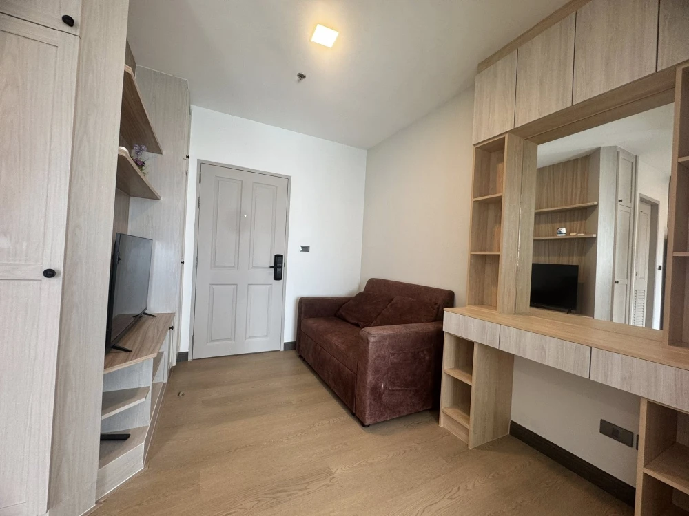 For sale: Chapter One Modern Dutch. The room is on a very high floor (31st floor). It gets a great breeze. It's very cool and comfortable. You must re