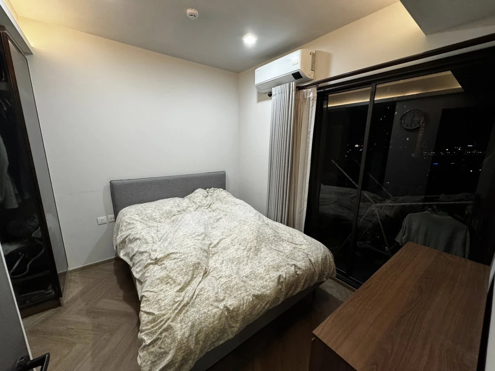 For sale: Chapter Chula-Samyan condo, fully furnished with built-in furniture from the project. Just bring your belongings and move in!