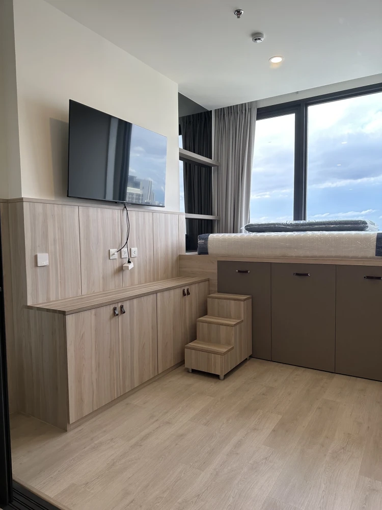 Selling a high-floor unit at Mazarine Ratchayothin. Fully furnished with built-in furniture throughout, offering ample storage space. Book now!
