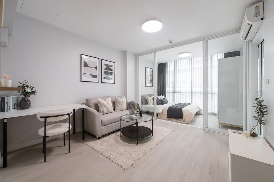 For sale: Max Condominium, Ngamwongwan, 4th floor, Building 1. Spacious and comfortable unit, no cramped feeling. Don't miss out!