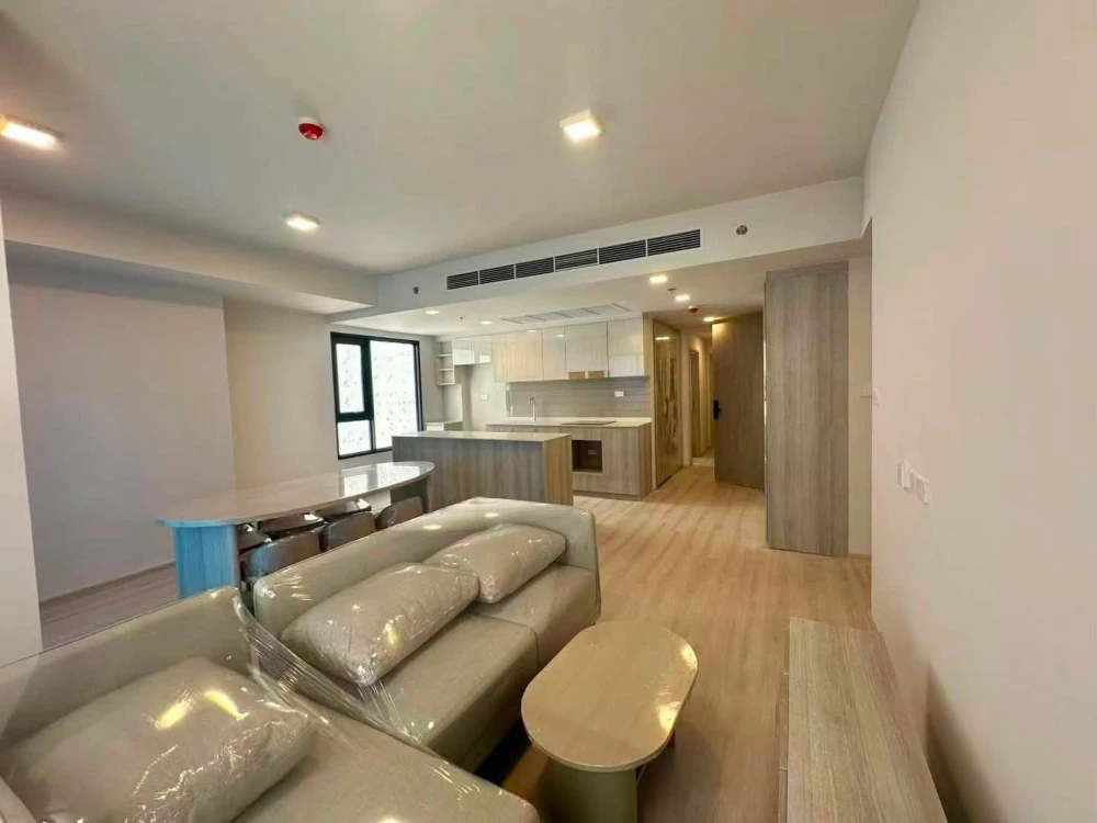 For sale: Cobb Ratchada-Rama 9. Huge, luxurious unit with 4 bedrooms and 5 bathrooms. Spacious area. Book now!