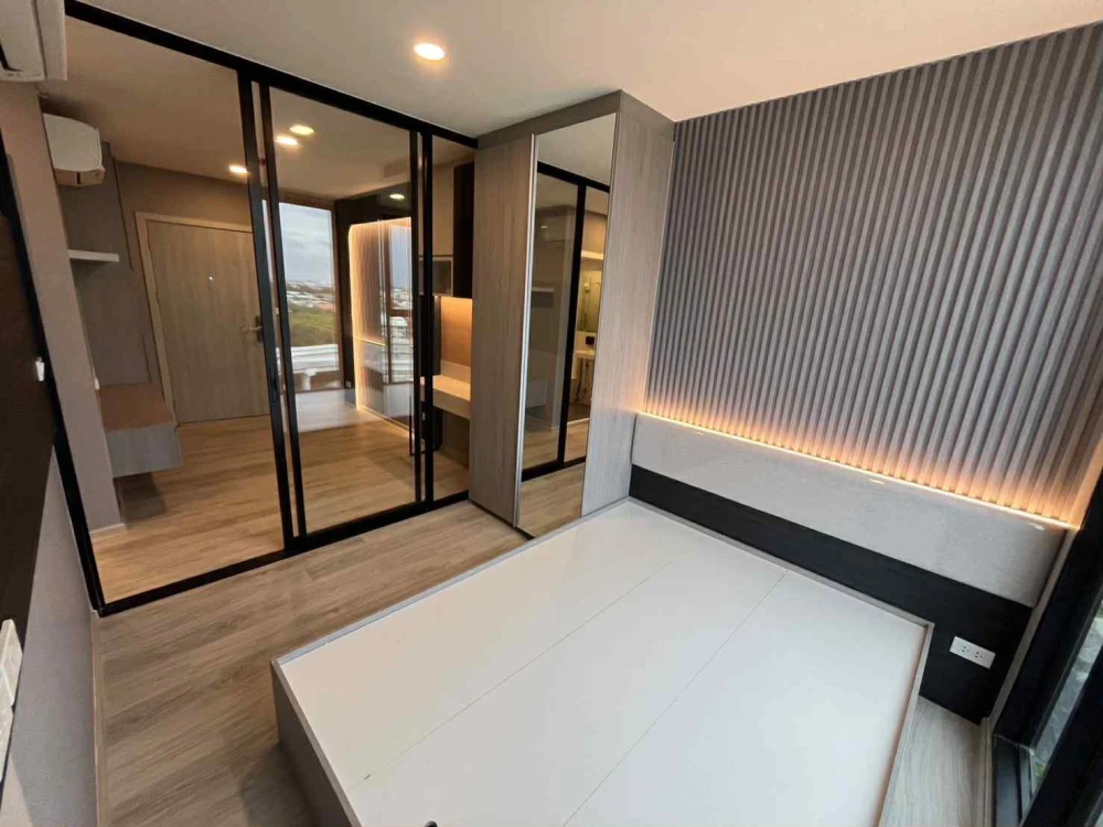 For sale: So Origin Phahonyothin 69 Station, north-facing, with views of the airport and the BTS. No need to find a decorating team because we'll hand