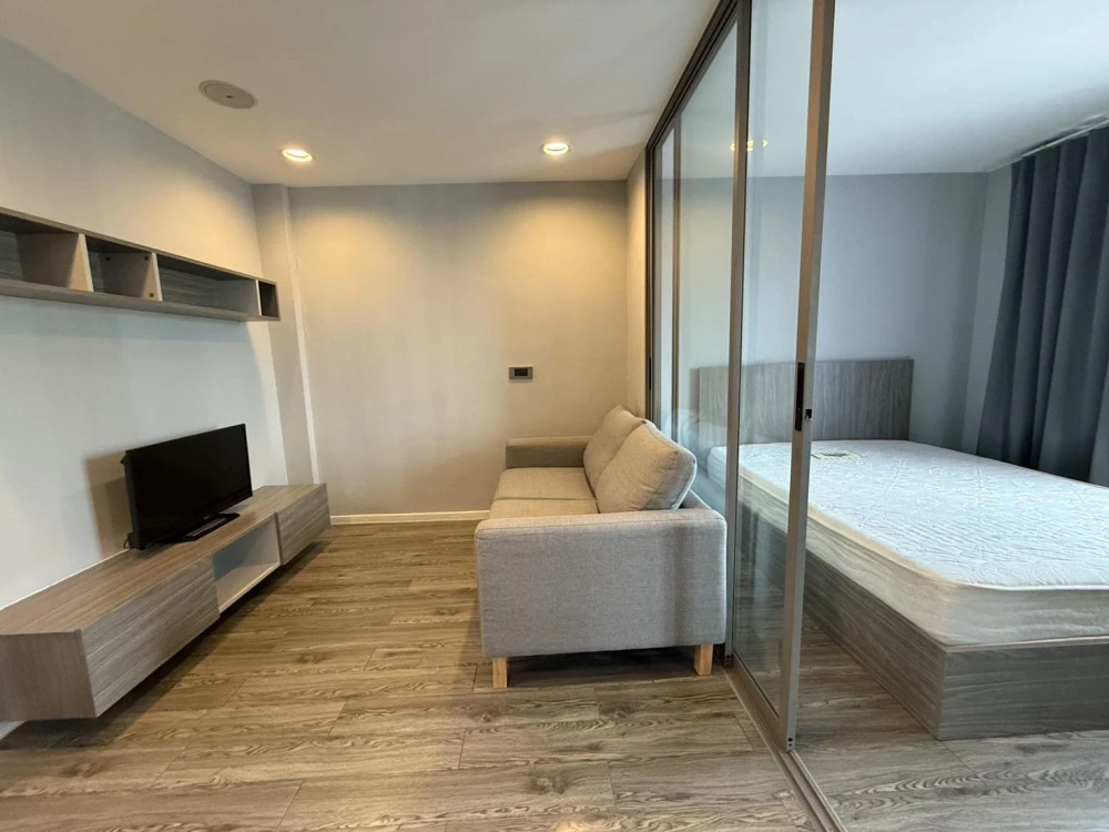 For sale: Modiz Ladprao 18, 8th floor (top floor) with rooftop/sky level, fully furnished, ready to move in.