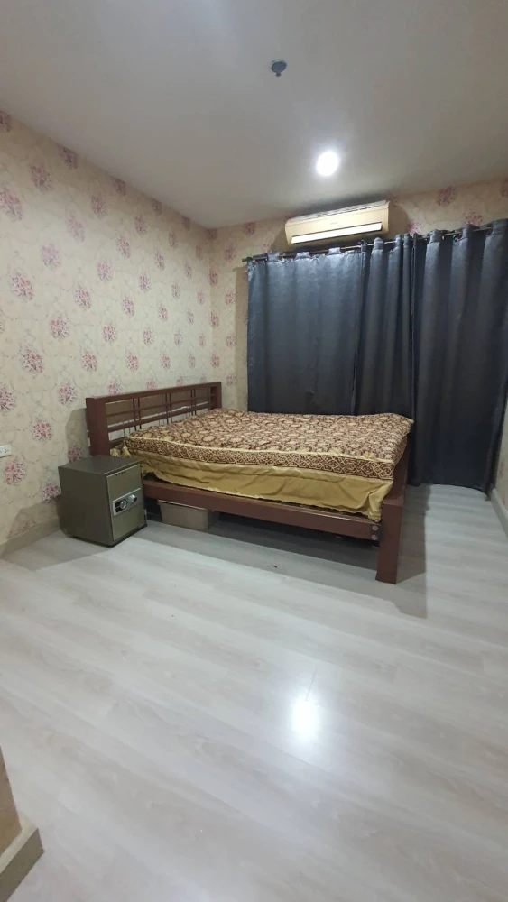 For sale: Motive Condo Sathorn - Wongwian Yai. Located right on the main road, spacious and comfortable rooms, fully furnished. Don't miss out!