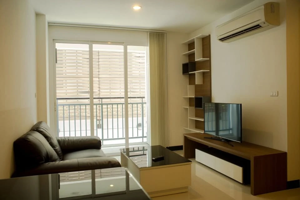 For sale: Vogue Sukhumvit 16, fully furnished with air conditioning and other electrical appliances. Move in now, don't delay.