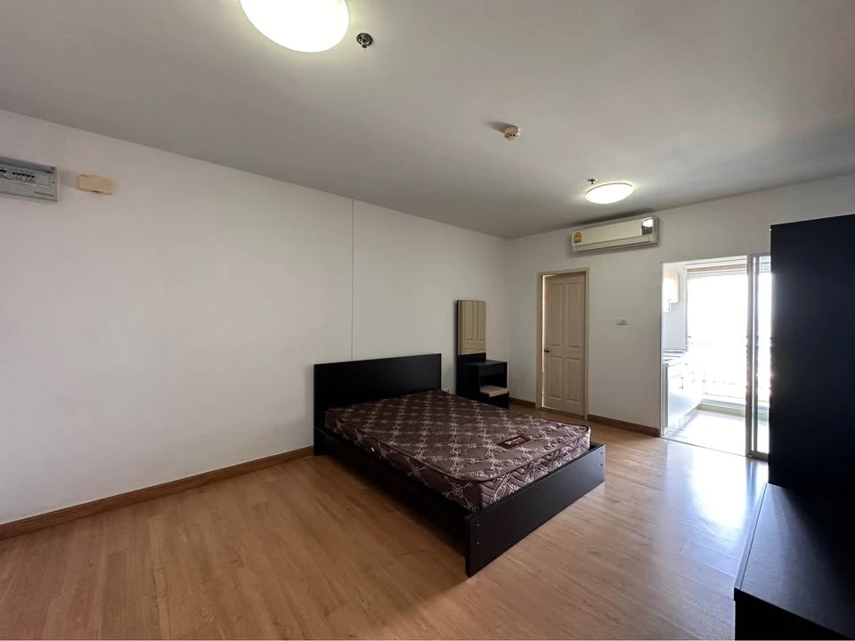For sale or rent: Supalai Park Khaerai-Ngamwongwan condo. Ready to move in, fully furnished, great price. Book now!