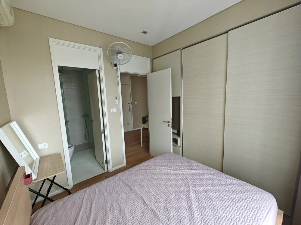 For sale, for rent!! Condo The Saint Residences, 32nd floor, Building C, convenient transportation, good price, hurry and book now!!