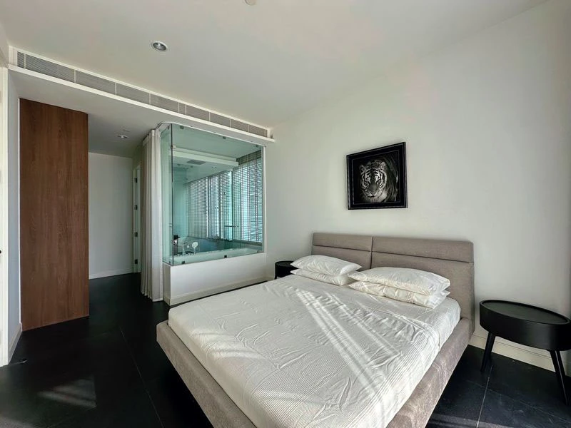 For sale, for rent!! Condo 185 Ratchadamri, a luxury condo in a prime location in the heart of the city, next to Lumpini Park. Don't miss it!!