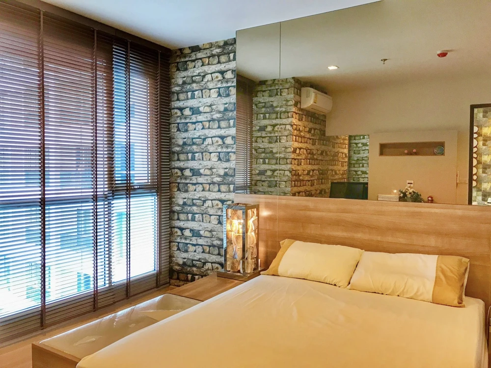 For sale or rent: Rhythm Sathon condo, spacious unit with ample living space, 33rd floor with high-floor views. Book yours today!