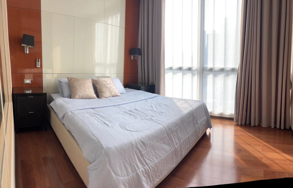 For sale or rent: The Address Sukhumvit 28 condo. Corner unit offering privacy and spacious living area. Book now, don't miss out!