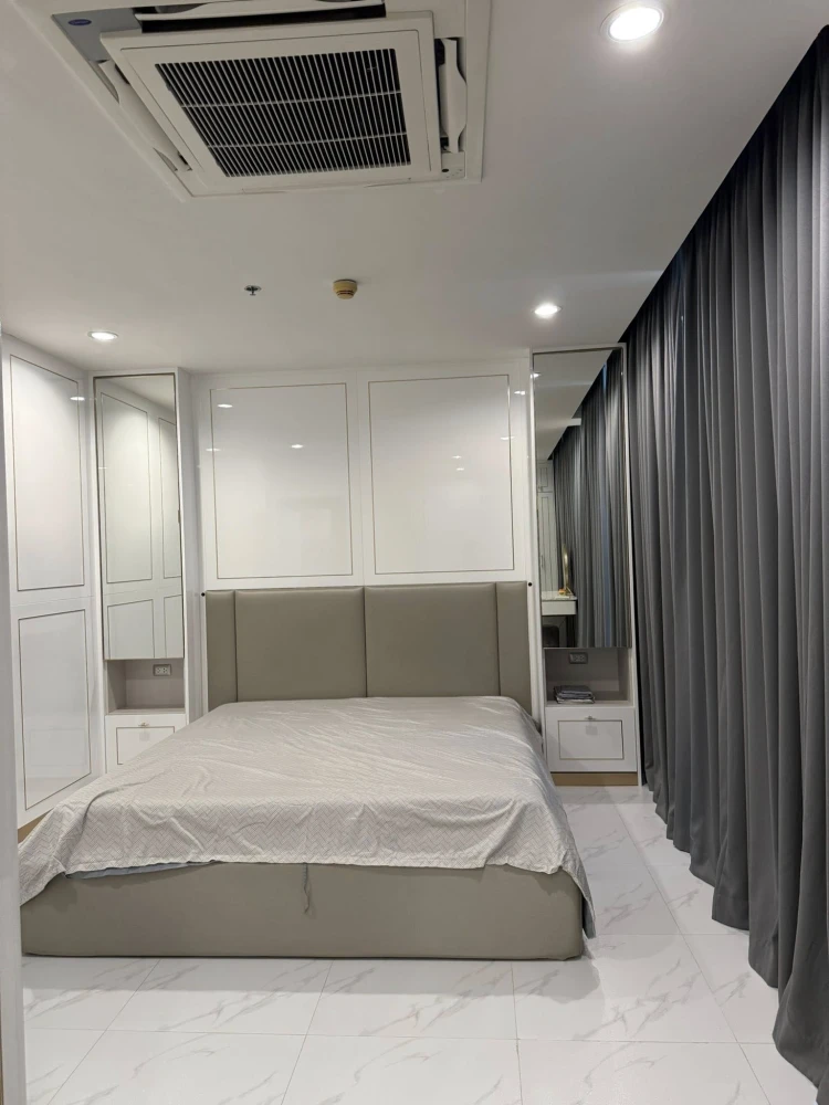 Condo for sale or rent: The Sky Sukhumvit. Large, comfortable room with a walk-in closet. Hurry and reserve now! Don't miss out!