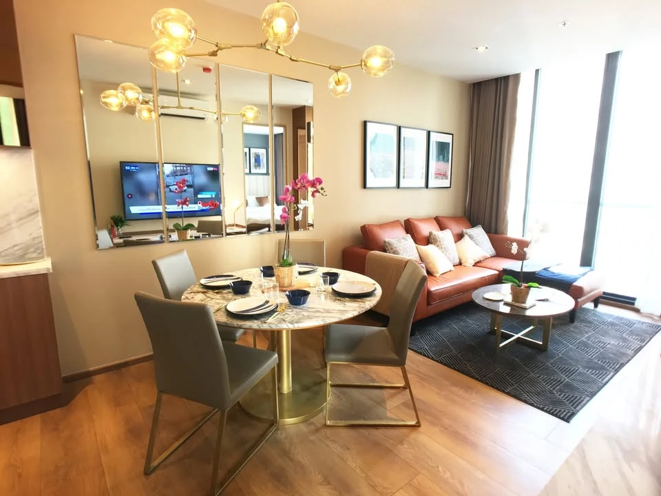 For sale, for rent, Park 24 Origin Phrom Phong. This room has a large living room, comfortable living, with quality furniture, very worth booking.