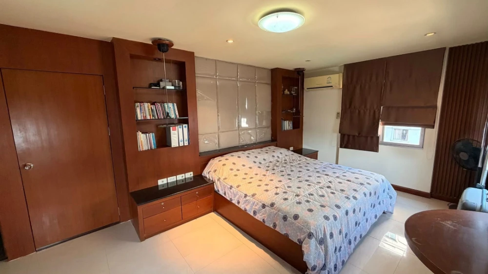 For sale or rent: Fortune Condo Town, 6th floor. Spacious room with excellent in-room amenities and full built-in furniture. A must-see!