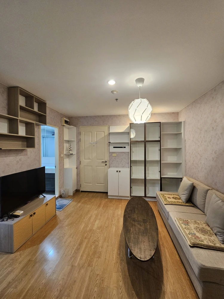 For sale or rent: U Delight @ Chatuchak Station. High floor unit with unobstructed view, no buildings blocking the view. Beautiful wallpaper installed