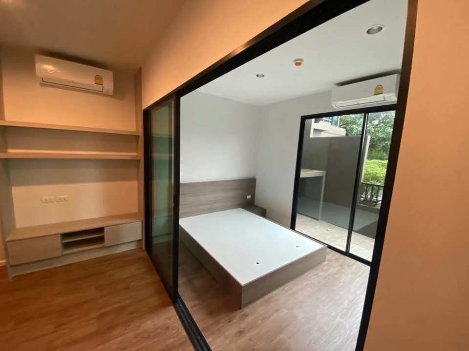 For sale, for rent, Living Nest Lat Phrao 44, 2nd floor, fully furnished, very beautiful condition, great swimming pool view. I must say you must book