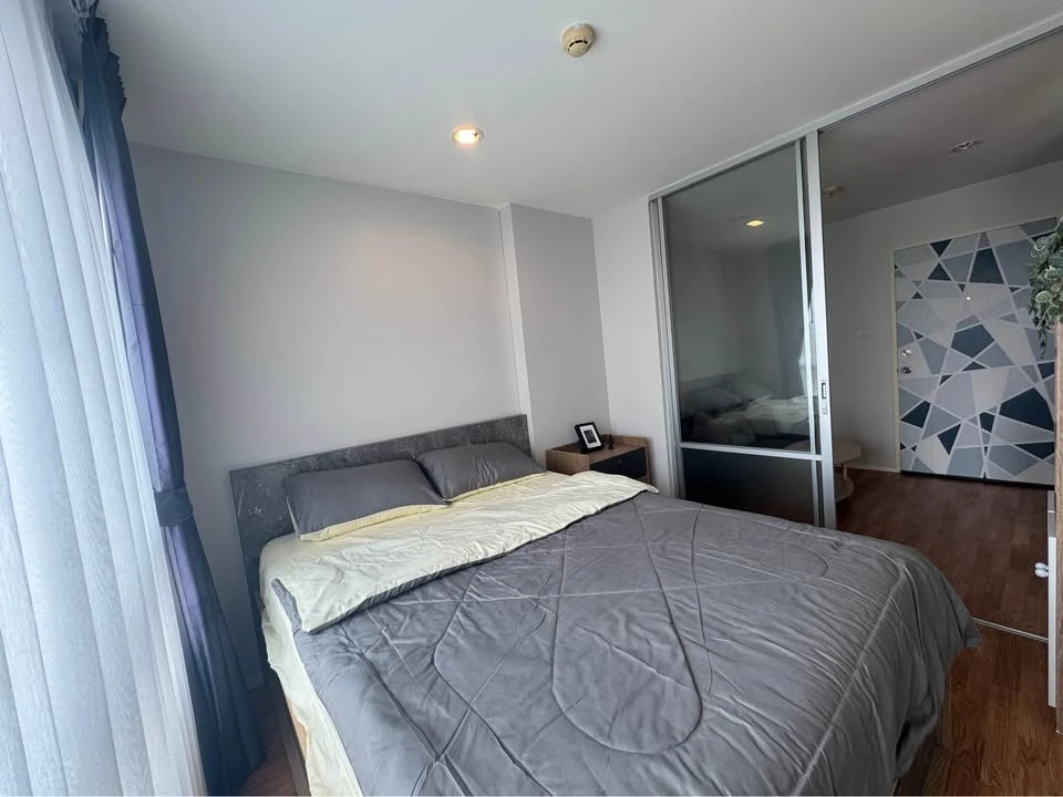 For sale, for rent, Lumpini Mix Theparak - Srinakarin, with a very chill swimming pool view, complete with a set of furniture. Interested in booking n