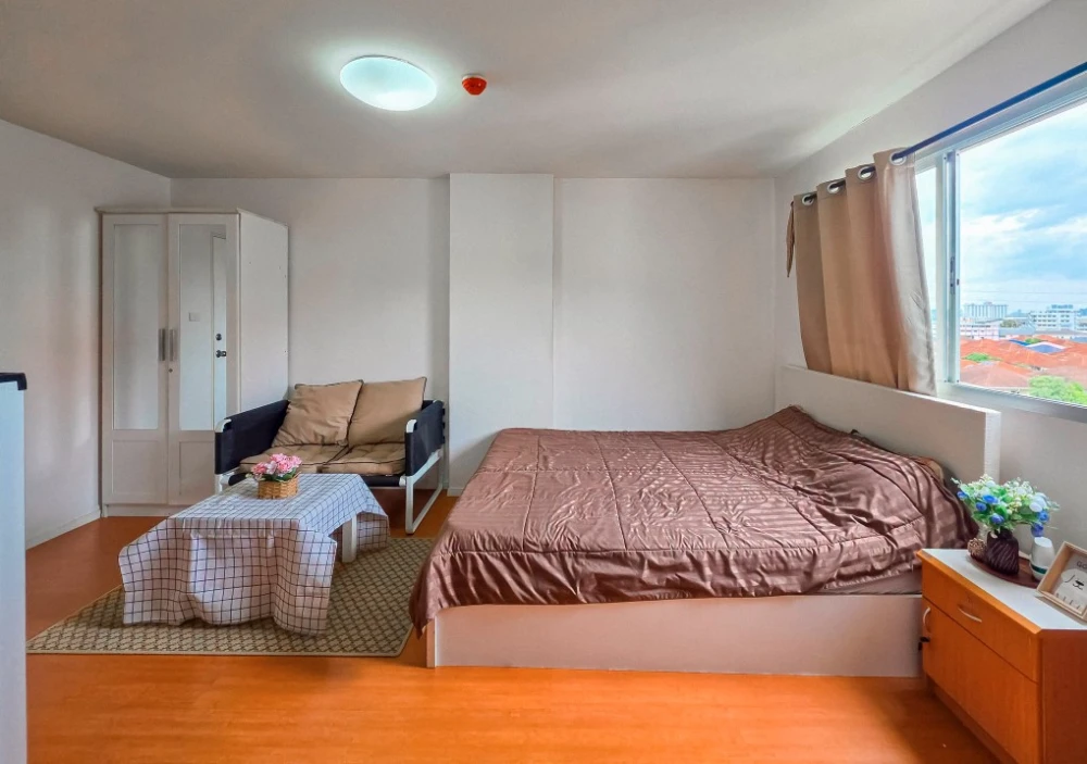 For sale or rent: Lumpini Mix Theparak - Srinakarin. Excellent location. Fully furnished. Move-in ready.
